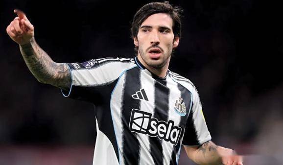 欧洲豪门疯抢！托纳利手握离队特权，曼联领跑但天价转会费成最大难题